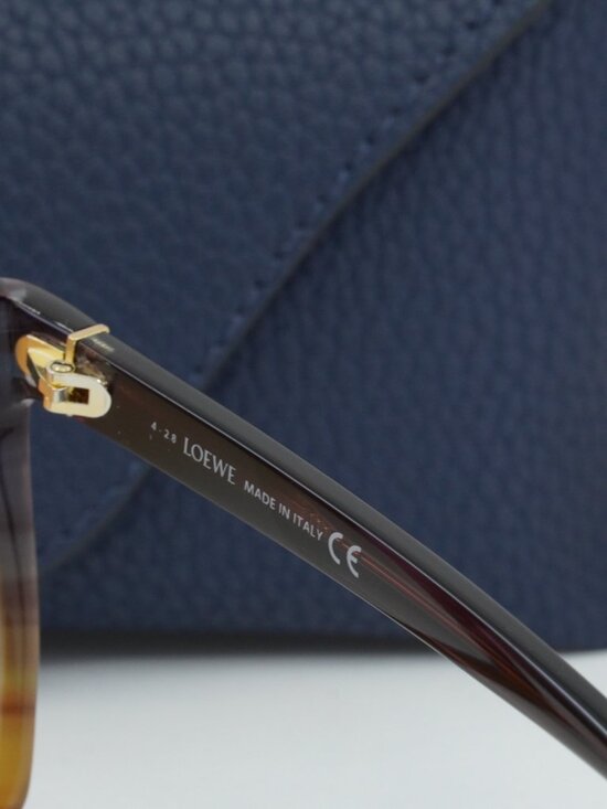 Loewe LW40001I 83V Filipa Square Sunglasses – Purple to Orange \\ Light Brown main image 4